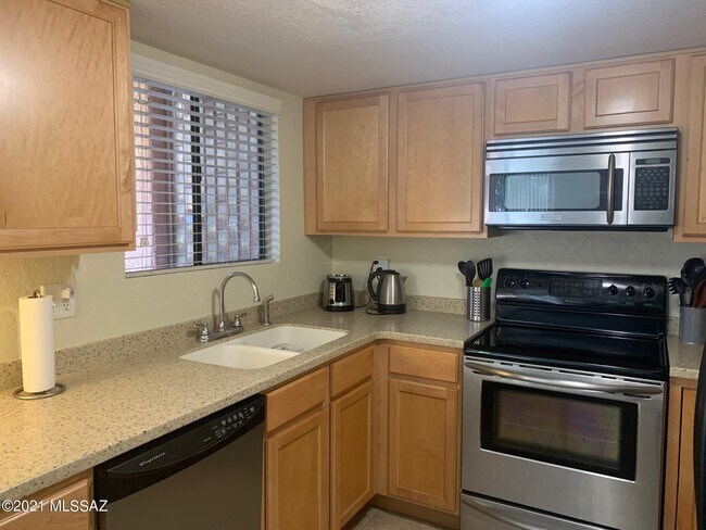 Building Photo - 5051 N Sabino Canyon Rd