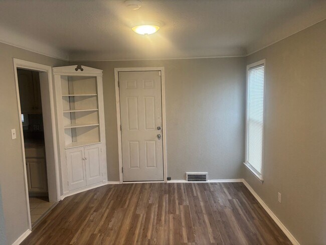 Foto del edificio - Move-In Ready 3BR Home w/ Fireplace, Garage & Basement – Cleveland