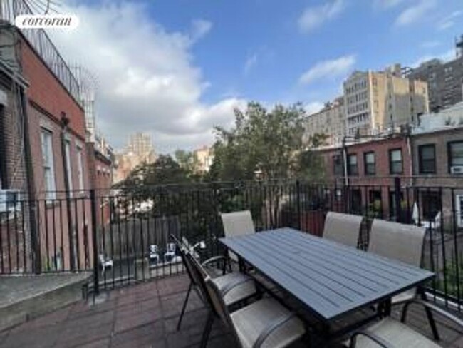 Building Photo - 19 W 70th St