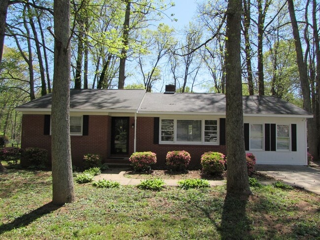 Foto del edificio - Lovely 3 Bed/1.5 Bath Home - Meadowbrook Subdivision in Salisbury - Large Back Deck - Wooded Back...