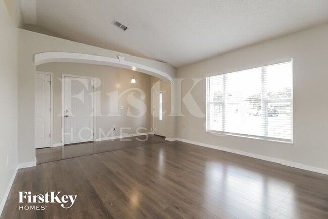 Building Photo - 2800 Fifer Dr
