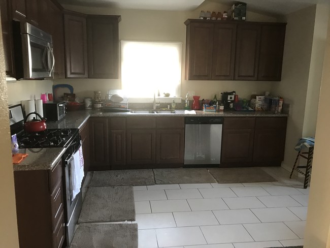 Kitchen - View 2 - 986 E 51st St