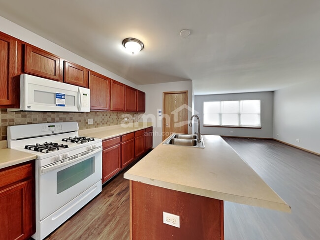 Building Photo - 2046 Middlebury Dr
