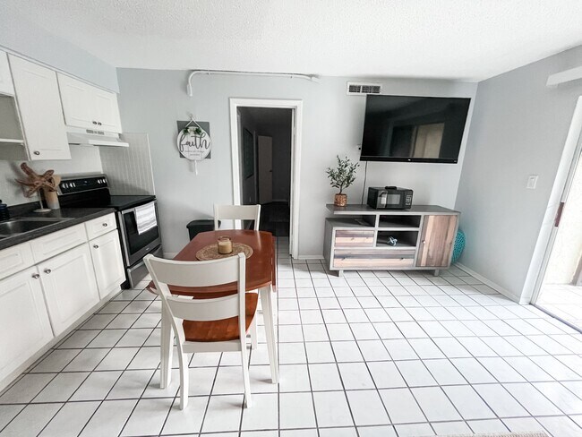 Foto del edificio - 4215 E Bay Dr