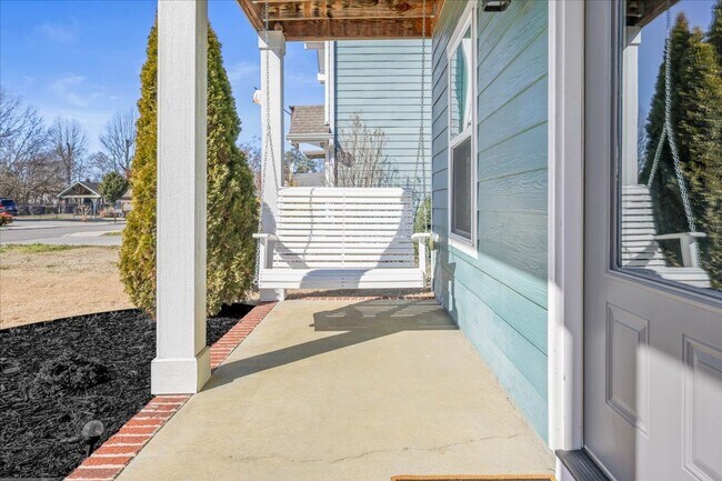 Foto del edificio - Your New Home! 3 Beds, 2.5 Baths, Hardwood Throughout, Fenced Back Yard, 3 Patios, + Community Pool!