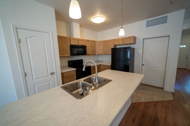Foto del edificio - Perfect timing for fall semester! 3 Bedroom 1 1/2 Bath Townhome with Garage