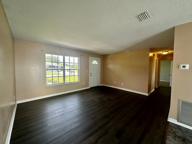 Foto del edificio - 6574 Bamboo Ave