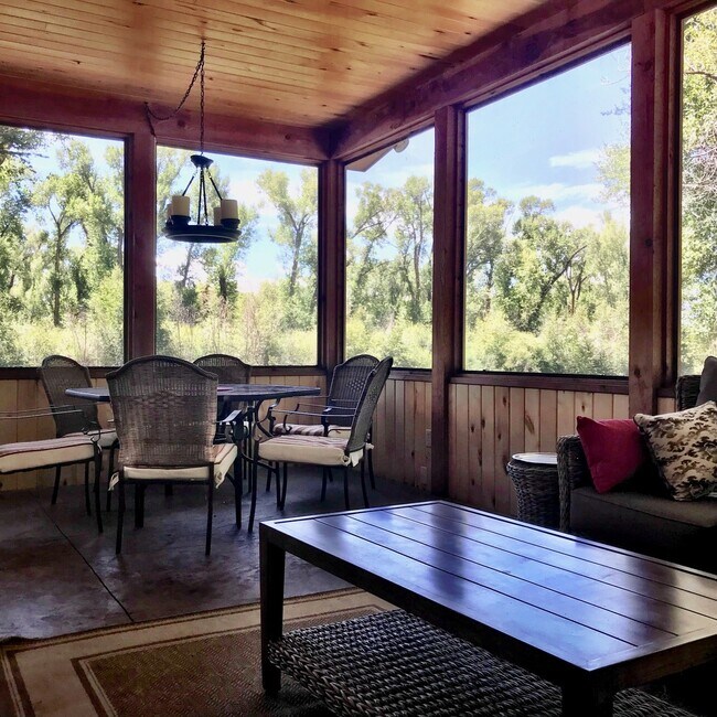 Foto del edificio - 3 Bedroom home on the river