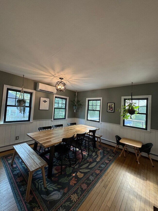 Foto del edificio - Cozy 3-Bedroom 1.5 -Bathroom Home with Fen...