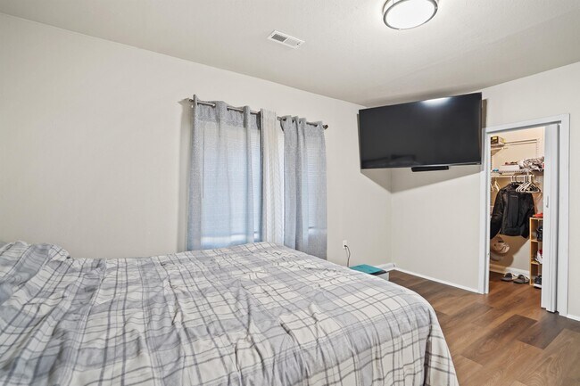 Building Photo - 18420 E Bow Ave