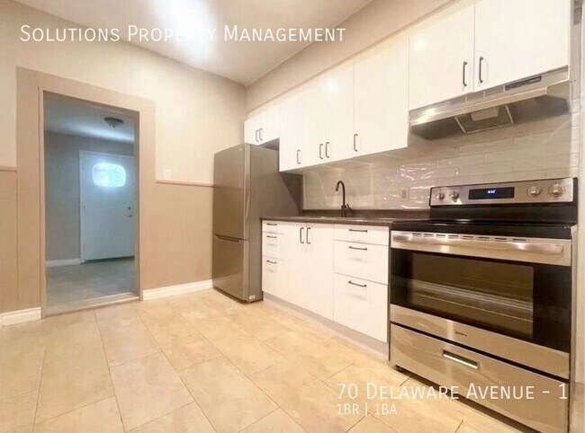 Building Photo - **Beautiful & Bright Updated 1 Bedroom Mai...
