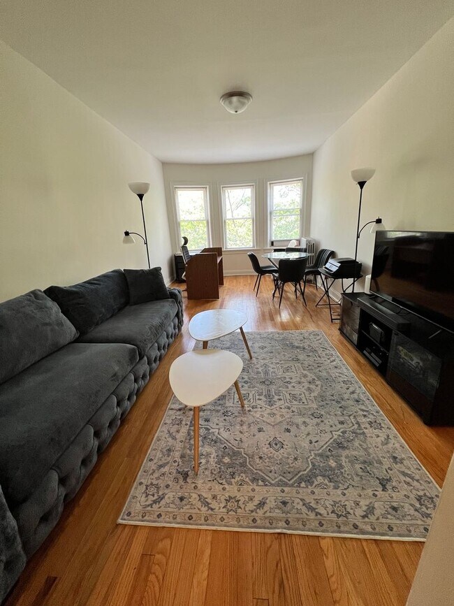 Foto del edificio - Lovely Renovated 1 BR In North Center