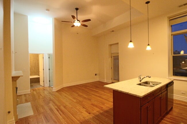 Building Photo - 1470 W Carmen Ave