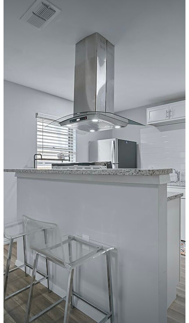 Building Photo - 2302 Royal Dr