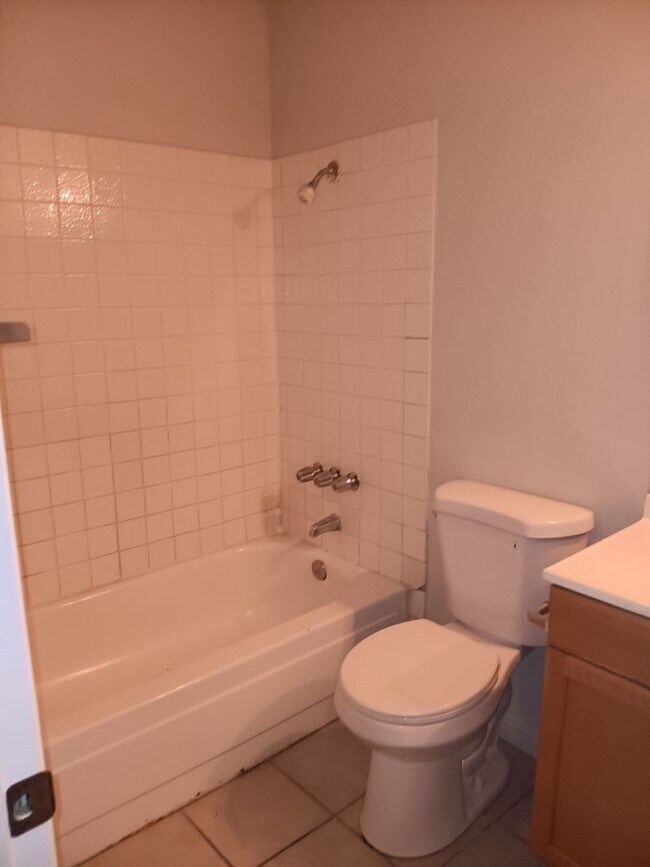 Building Photo - NW REHABBED TOWNHOME 3/2 WITH BACKYARD