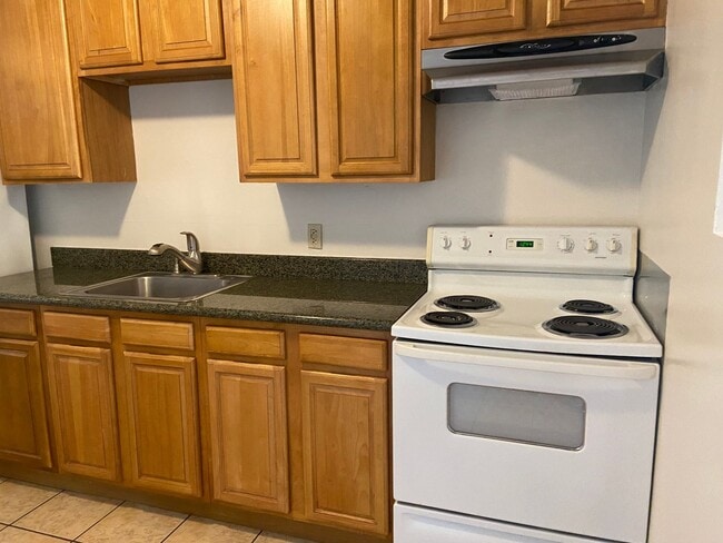 Building Photo - Well maintained 2 bed/1 bath unit in heart...