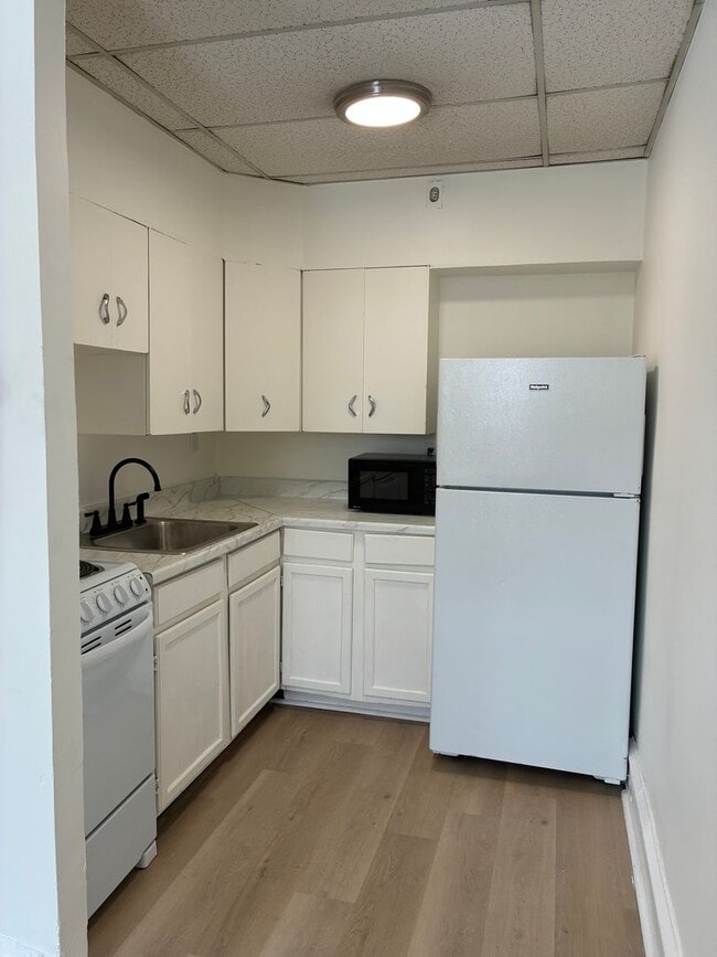 Building Photo - Marshal House Apartments - 112 Studio