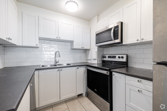 1BR, 1BA - Kitchen - 2880 Carling Avenue