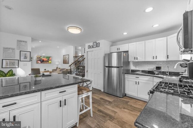 Building Photo - 191 Lakeshore Dr