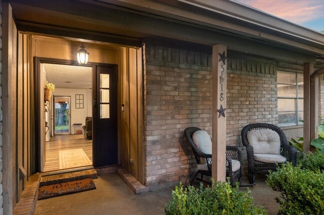 Foto del edificio - 5618 Village Way Dr.