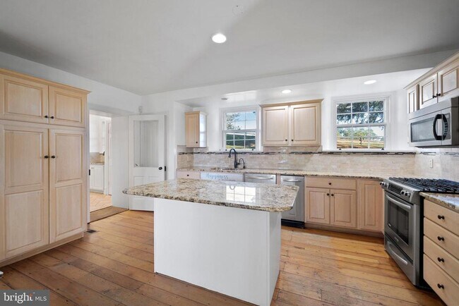 Building Photo - 1025 N Chatham Rd