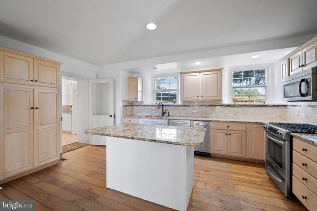 Foto del edificio - 1025 N Chatham Rd