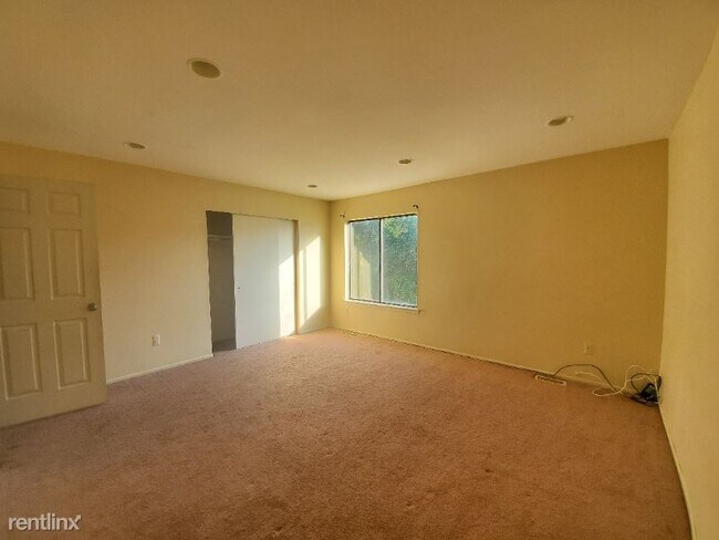Building Photo - 2 br, 1.5 bath Townhome - 30 Creek Rd