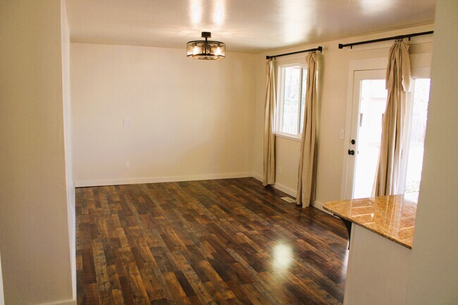 Comedor contiguo a la cocina. - 11380 W Montana St