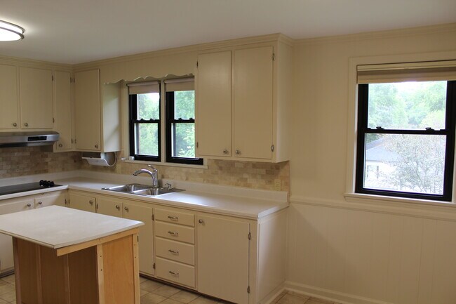 Building Photo - 302 Planetree Dr