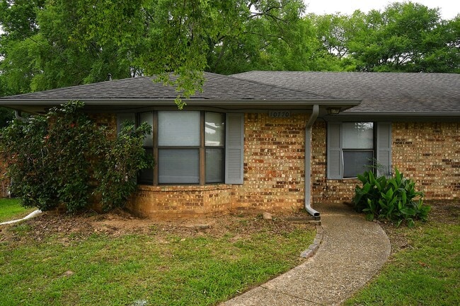 Building Photo - South Tyler! Lovely 2 Bedroom, 1 Bath Duplex w/ Carport! Tyler ISD Jack Elementary.