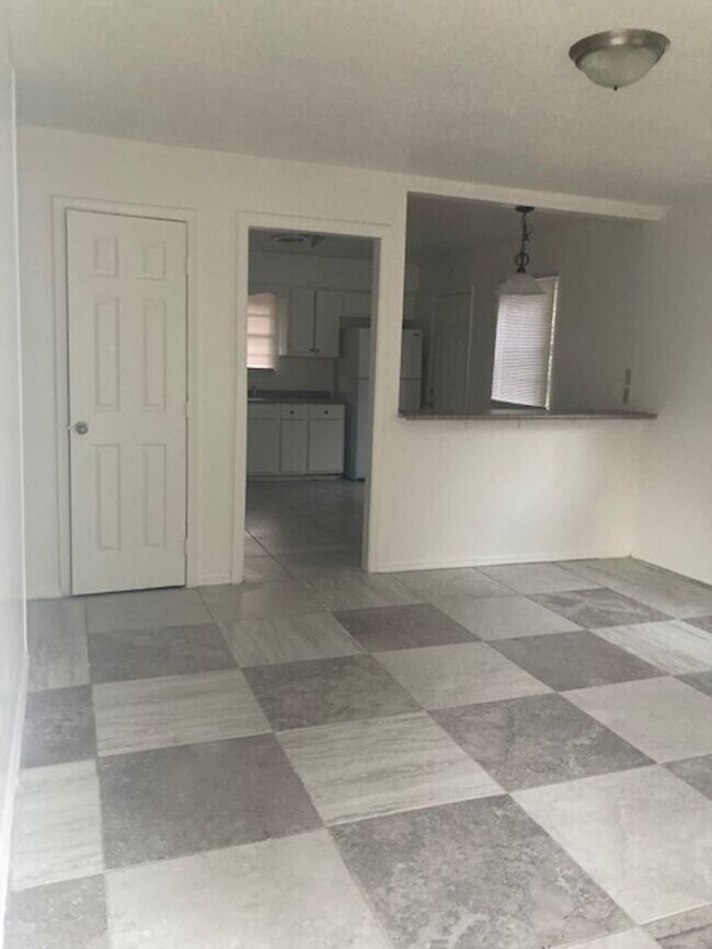 Foto del edificio - 3002 Pineland Dr