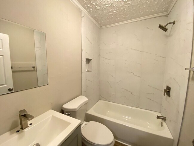 Foto del edificio - 136 Corbin St