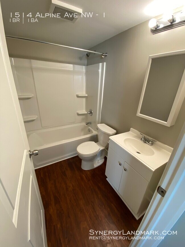 Foto del edificio - 1514 Alpine Ave NW