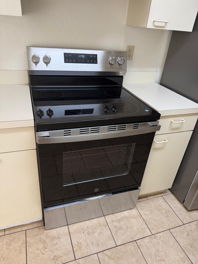 Building Photo - 2550 N Alafaya Trail