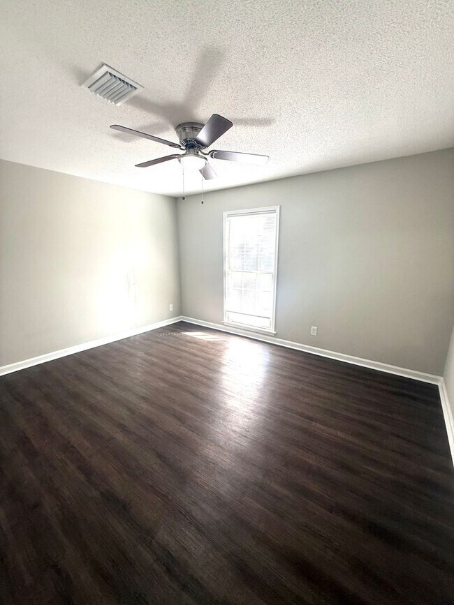 Foto del edificio - ** 4 bed 2 bath located in Woodmere Park *...