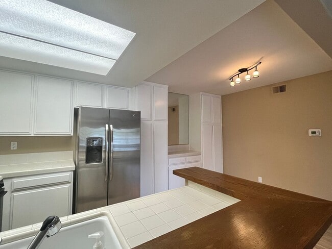 Building Photo - Ground Floor Condo - Available For Lease!