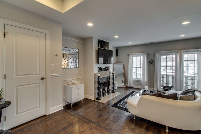 Foto del edificio - 1406 W Grand Ave