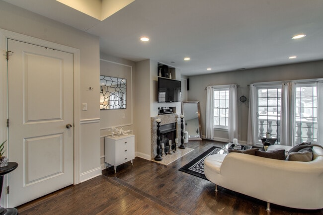 Building Photo - 1406 W Grand Ave