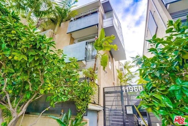 Foto del edificio - 11960 Iowa Ave