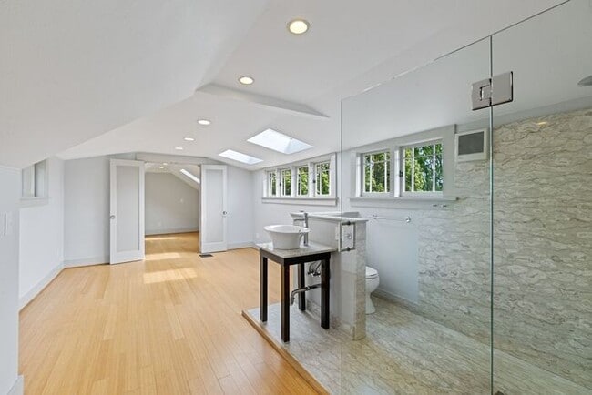 Building Photo - Charming Renovated Leschi Craftsman