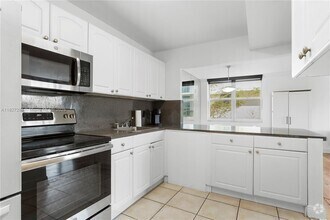 Building Photo - 9440 W Bay Harbor Dr