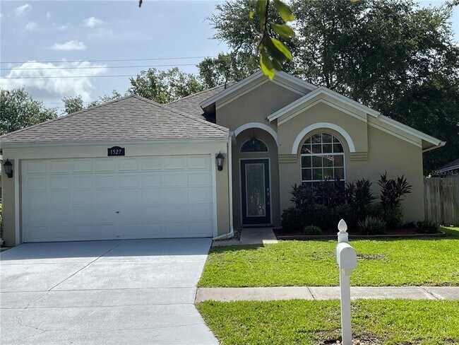 Foto del edificio - 1527 Scotch Pine Dr