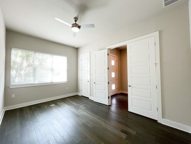 Foto del edificio - Modern 3 Bedroom /3 Bathroom at Trinity Cr...