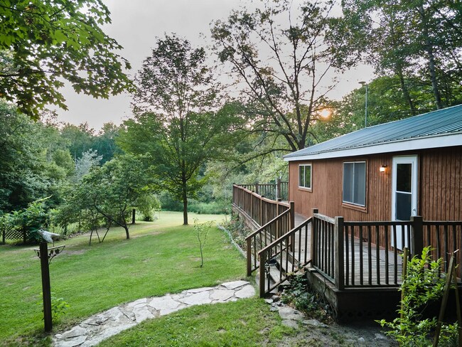 Building Photo - 3 bedroom on 2.24 acres with a creek and p...