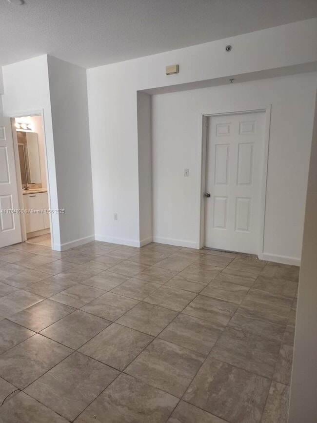 Building Photo - 3 bedroom in Hollywood FL 33020