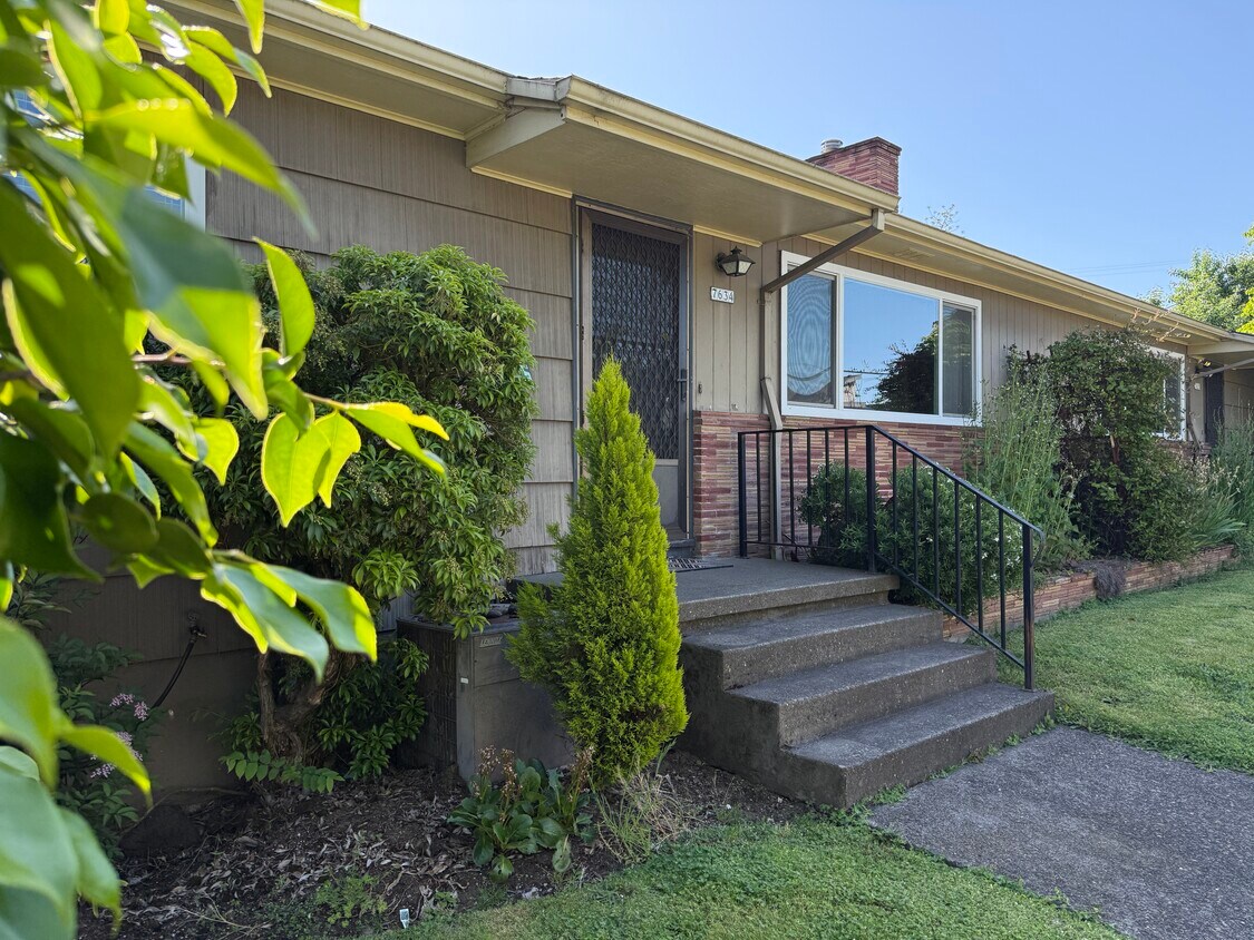 Primary Photo - 7634 N Peninsular Ave