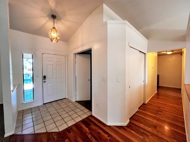 Building Photo - 9320 Mapleview Way