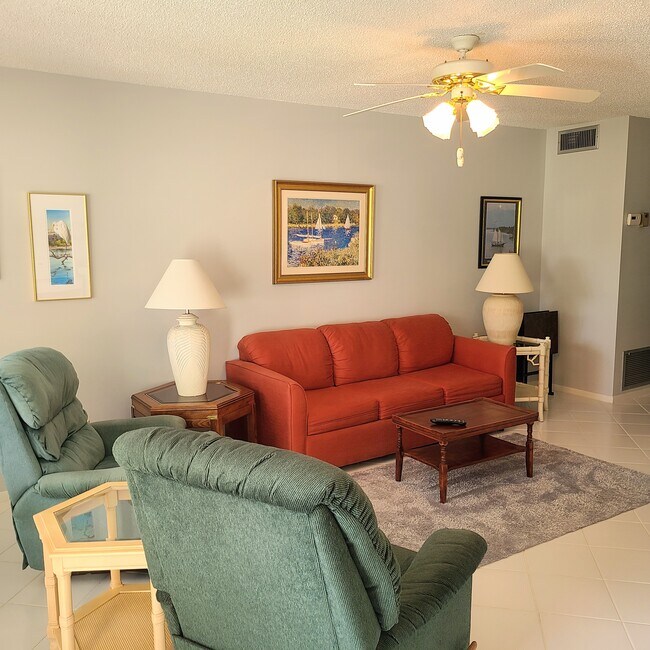 Living room - 68 Royal Oak Ct