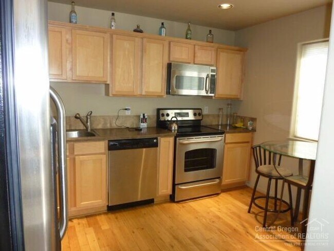 Foto del edificio - Move in special $500 off first months rent...