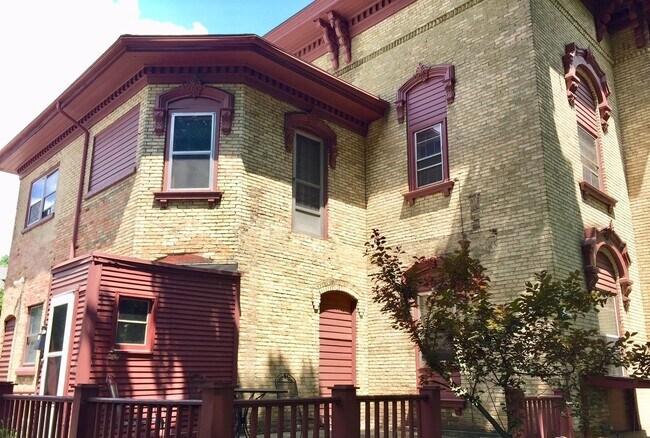 Building Photo - 19 College Ave NE